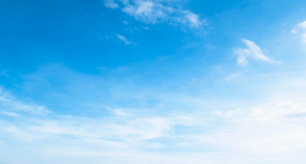 nube blanca con fondo de cielo azul