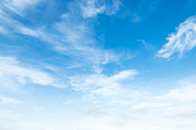 nube blanca con fondo de cielo azul