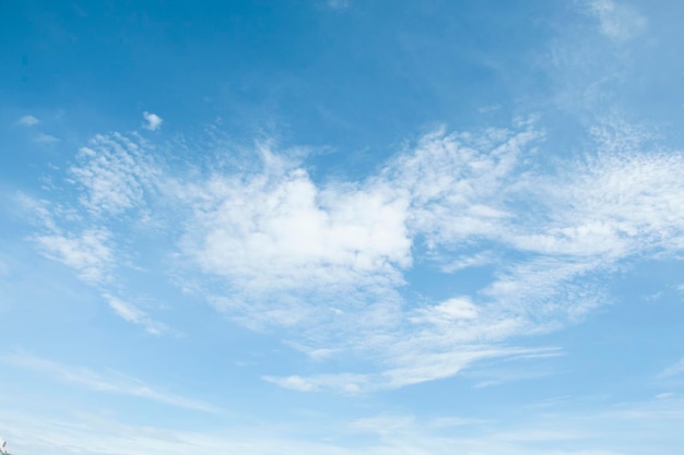 Foto nube blanca con fondo de cielo azul