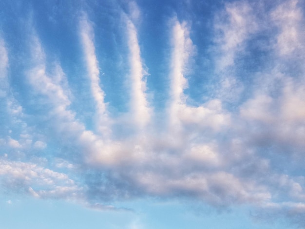 Nube blanca inusual en el cielo azul