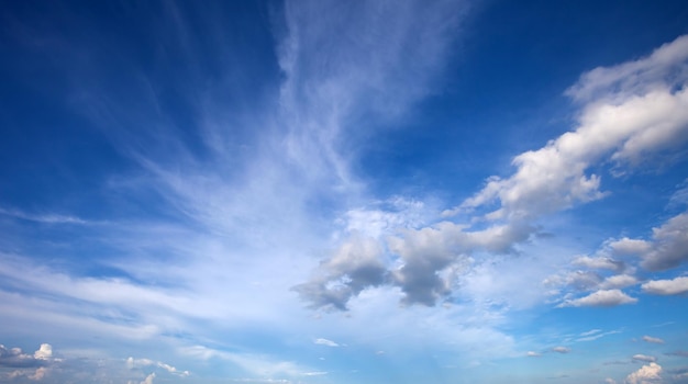 Foto nube blanca natural con cielo azul a la luz del día para el fondo