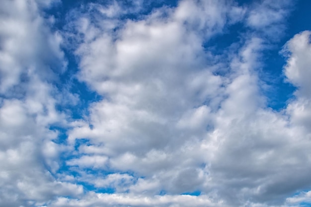 Nube blanca sobre fondo de cielo azul con sol