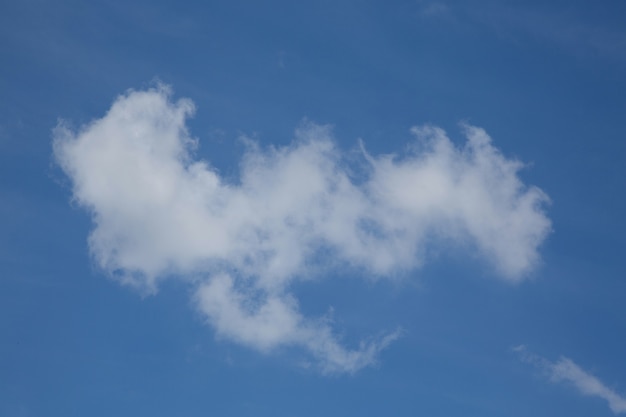 Nube blanca sobre fondo de cielo azul.