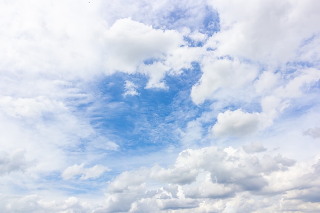 Foto nube blanca sobre fondo de cielo azul