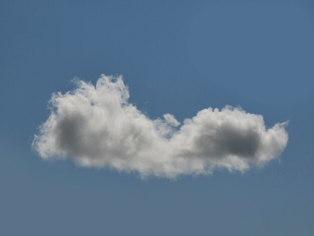 Nube blanca única sobre fondo de cielo azul Foto de forma de nube de cúmulo esponjoso