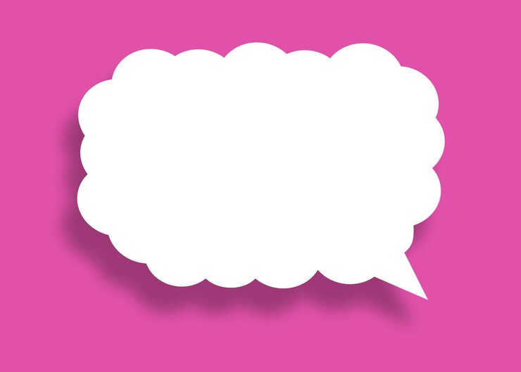 Foto nube blanca vacía forma de burbuja de discurso de papel contra fondo rosa para el diseño en su concepto de negocio de trabajo
