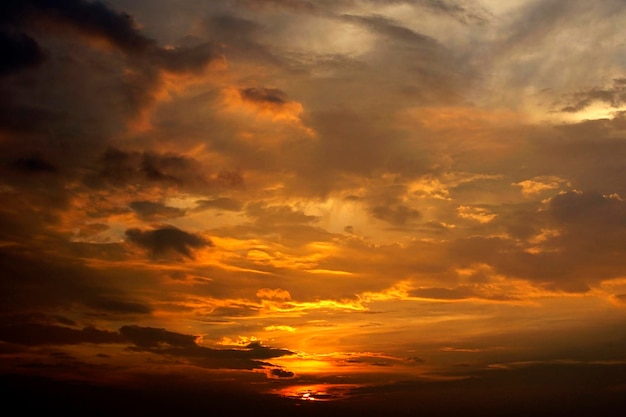 Nube de caos brillante de tono cálido con amanecer crepuscular