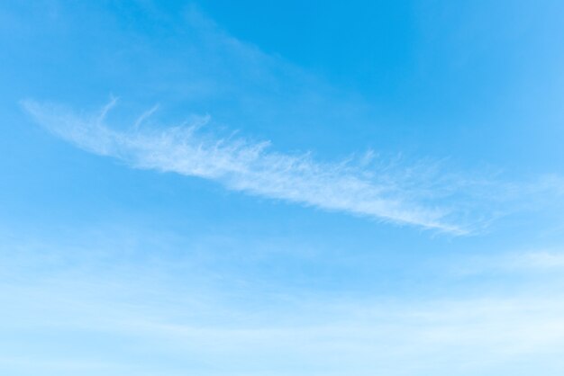 Nube en el cielo azul claro