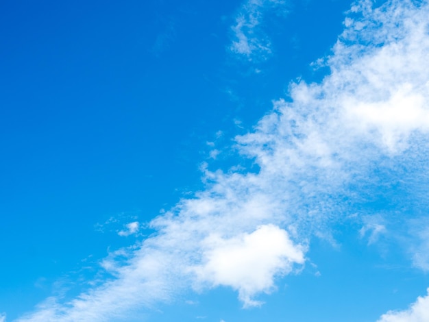 Nube y cielo azul de fondo