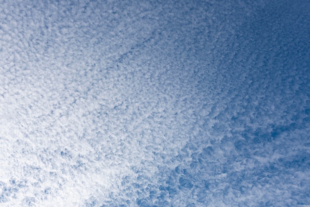 Nube de cielo azul en invierno para la textura de fondo