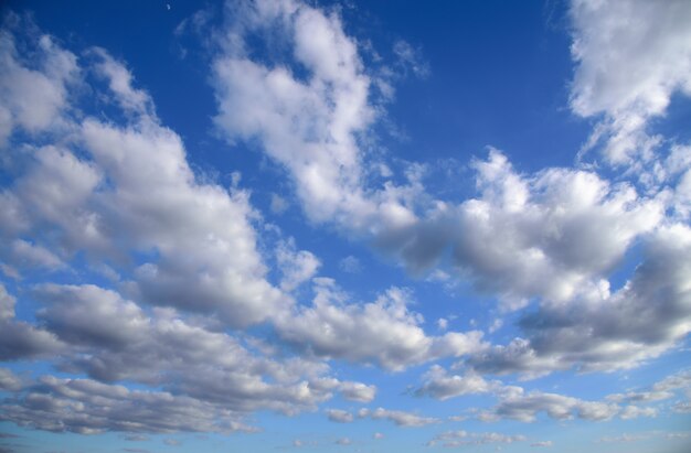 Nube en el cielo azul en la naturaleza