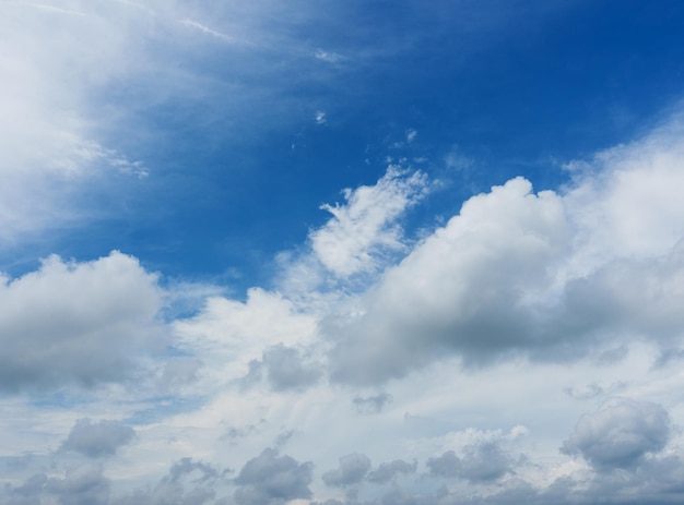 nube y cielo azul