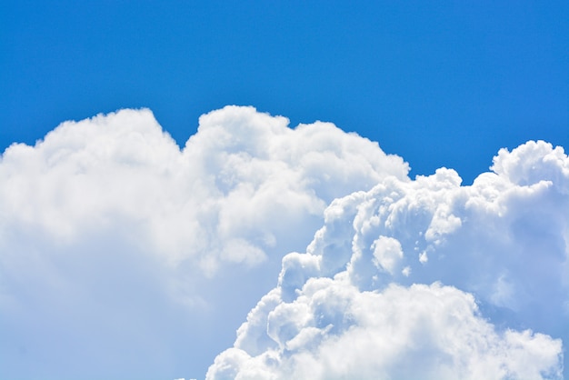 Nube en el cielo azul.