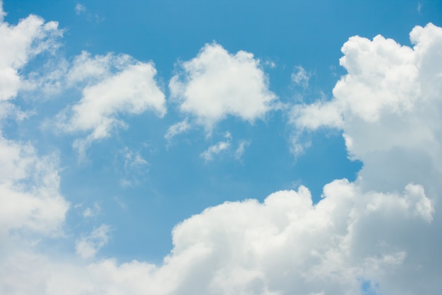 Nube en el cielo azul