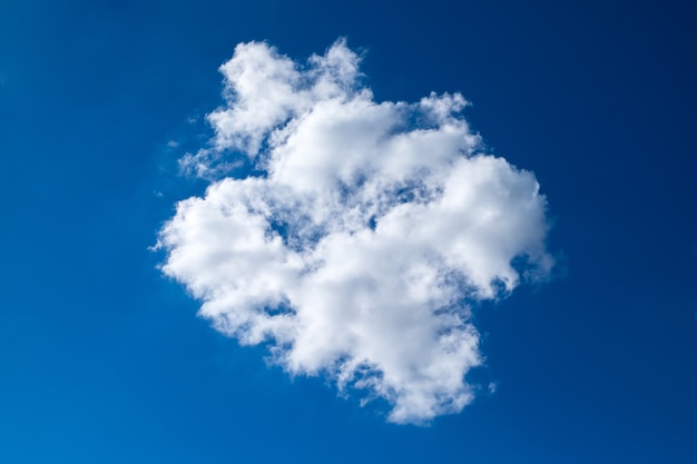 Una nube en el cielo azul