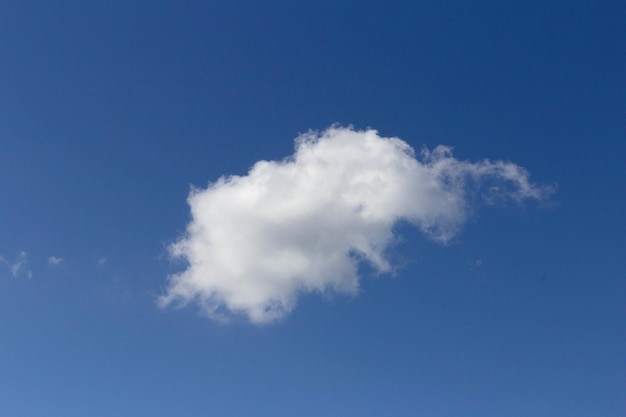 Nube en el cielo azul