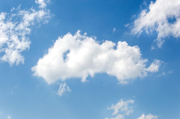 Nube en el cielo azul