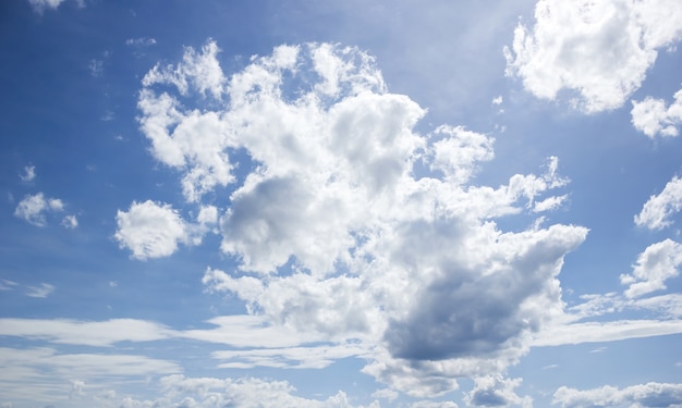 Nube con cielo azul.