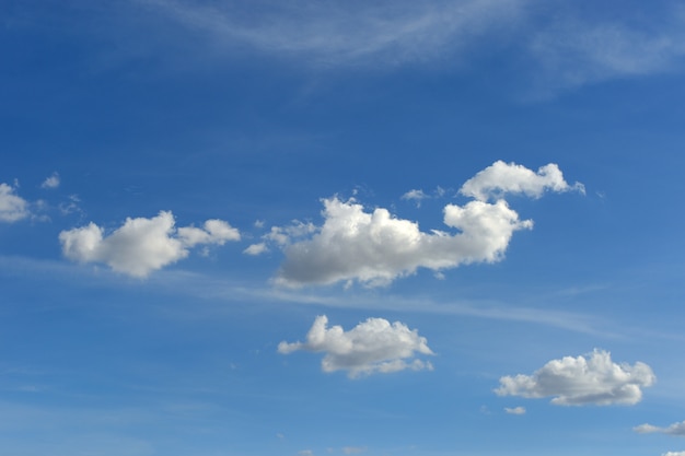 Nube en el cielo azul