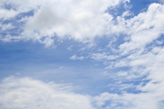 Nube en el cielo azul