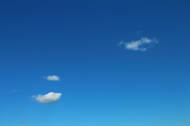 Foto una nube en el cielo es un poco azul