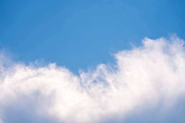 Una nube en el cielo con un fondo azul.