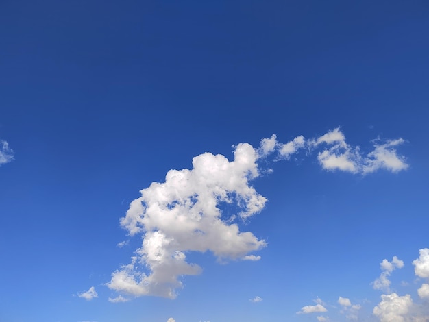 Una nube en el cielo se llama dragón.