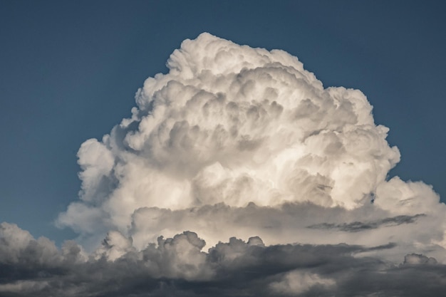 Foto una nube en el cielo se llama nube de tormenta.