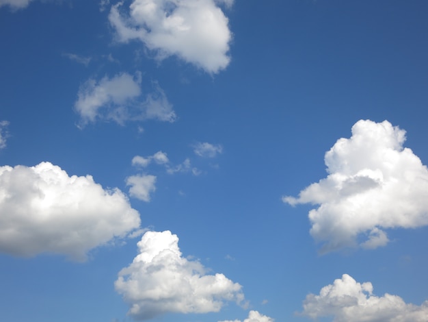 Nube y cielo de verano