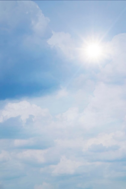 Nube clara y ventosa en el cielo azul en el concepto de fondo de la naturaleza de verano de la mañana para una imagen de banner de niebla de naturaleza vívida