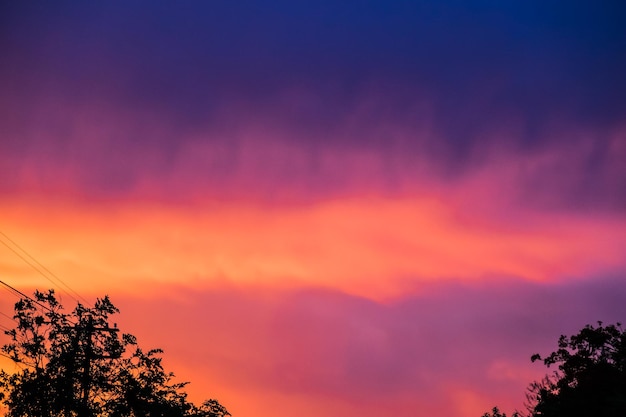 Nube colorida al atardecer