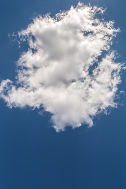 Una nube cúmulo blanca sobre un cielo azul en un día soleado