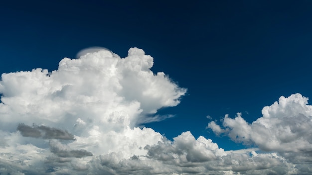 Nube de cumulus con cielo azul para el fondo de la naturaleza