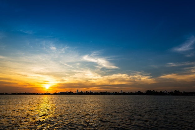 Nube de desenfoque de movimiento y suave en el cielo azul a la orilla del río en el atardecer