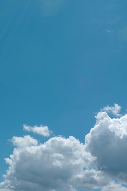 Nube de ensueño en el cielo de color cian