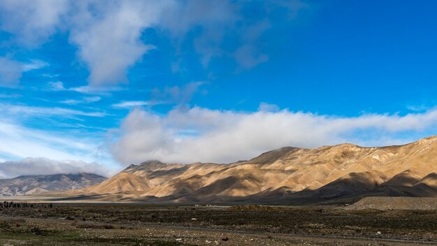 Nube espesa sobre la montaña