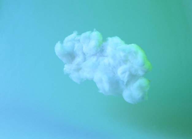 Nube esponjosa flotante en luz degradada de neón verde azul Sueños Idea creativa Arte conceptual Minimalismo