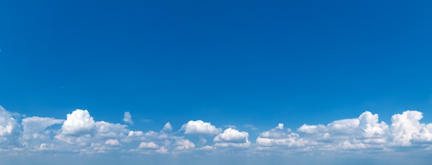 Nube esponjosa panorámica en el cielo azul. Cielo con nubes en un día soleado.