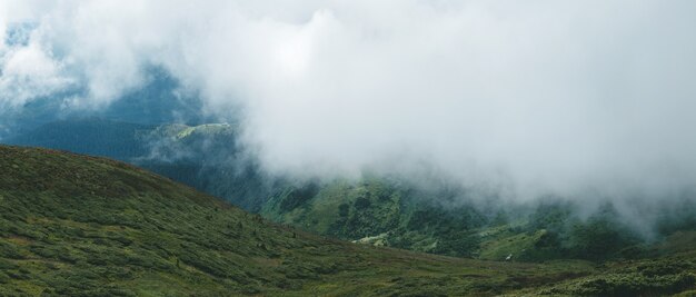 La nube está baja sobre la colina