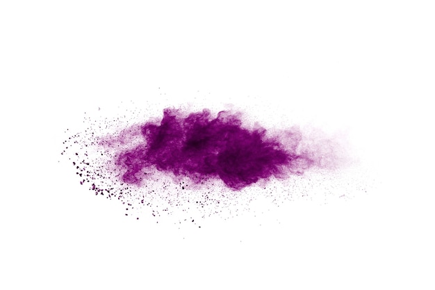 Nube de explosión de polvo de color púrpura sobre fondo blanco. Partículas de polvo púrpura salpican sobre fondo.