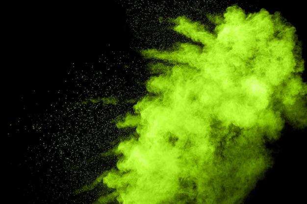 Nube de explosión de polvo de color verde sobre fondo negro