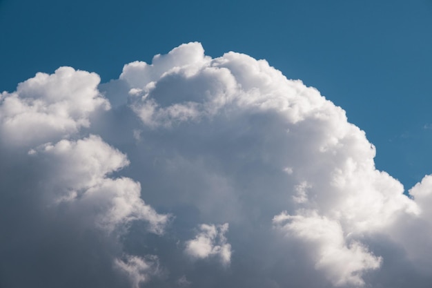 Nube con fondo de cielo azul