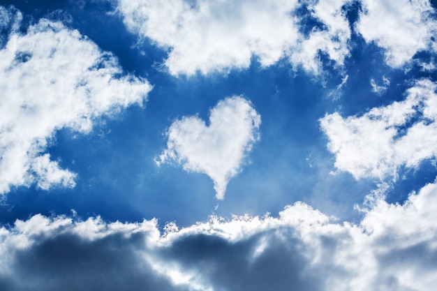 Nube en forma de corazón en el cielo azul