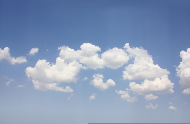 Foto una nube en forma de corazón en el cielo