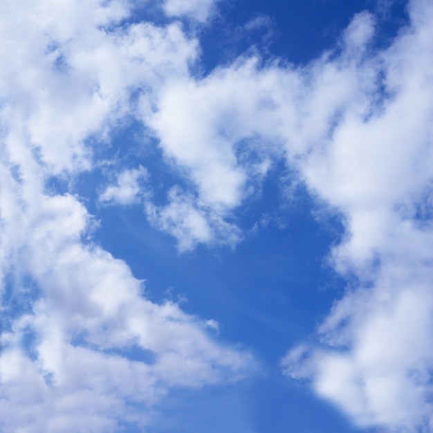 Nube en forma de corazón contra el cielo azul