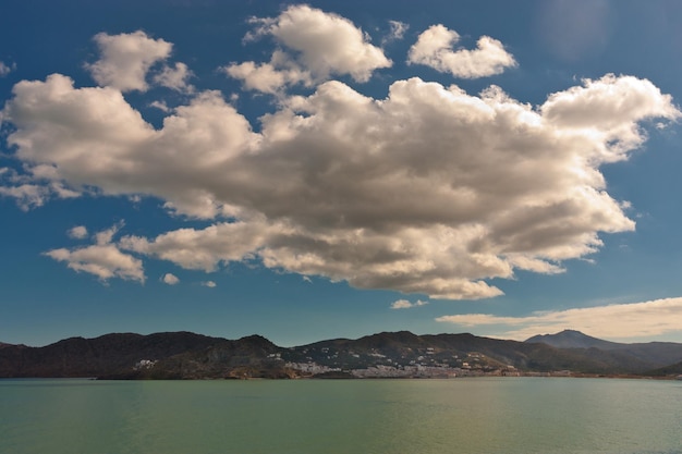 Nube gigante sobre un pueblo de pescadores