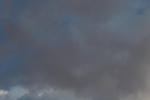 Foto una nube gris que está en el cielo