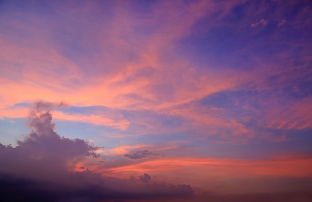 Nube hermosa en el cielo en el tiempo crepuscular.