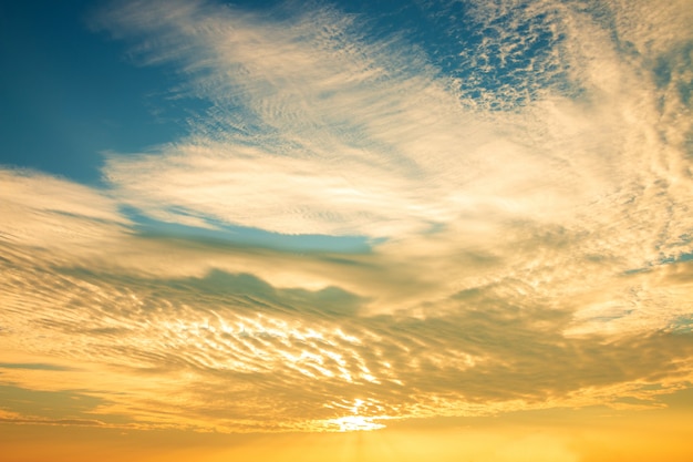 Nube de hermoso cielo dorado con puesta de sol. Hermosa