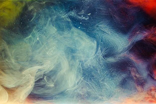 Nube de humo. Cielo de fantasía. Humo de purpurina multicolor. Fondo de arte abstracto.